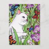 Weiße Katze, die Schmetterlinge unter Blume jagt Postkarte (Vorderseite)