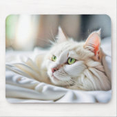 Weiße Katze im Bett Mousepad (Vorne)