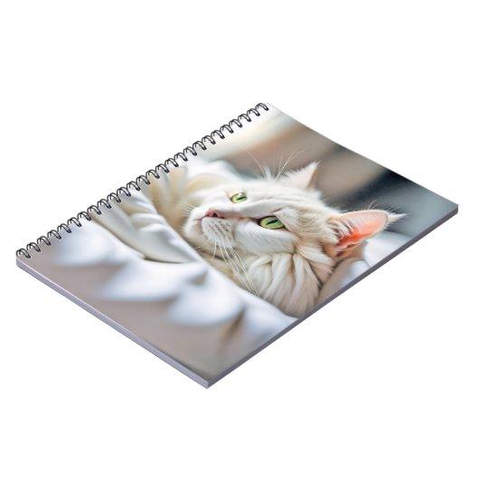 Weiße Katze im Bett Notizblock (Linke Seite)