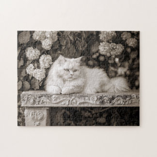 Weiße Katze im Blumengarten Puzzle
