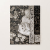 Weiße Katze im Blumengarten Puzzle (Vertikal)