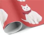 Weiße Katze im roten Schal Geschenkpapier (Rolleneckpunkt)