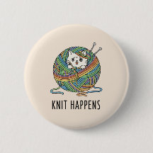 Weiße Katze in buntem Garn, spinnend