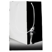 Weiße Katze in schwarzem Schatten Mittlere Geschenktüte (Vorderseite)