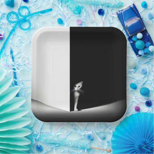 Weiße Katze in schwarzen Schatten Pappteller (Party)