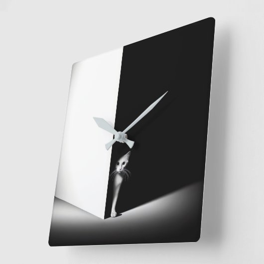 Weiße Katze in schwarzen Schatten Quadratische Wanduhr (Winkel)