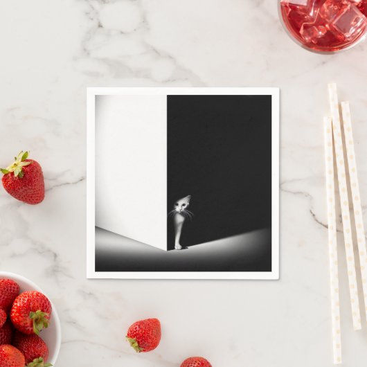 Weiße Katze in schwarzen Schatten Serviette (Beispiel)