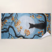 Weiße Katze in Tree Vollmondmalerei Strandtuch (Vorderseite)