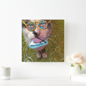 Weiße Katze menschliche Augen lächeln und sonnige Quadratische Wanduhr (Zuhause)