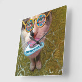 Weiße Katze menschliche Augen lächeln und sonnige  Quadratische Wanduhr (Winkel)