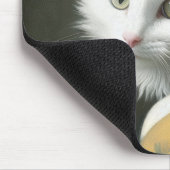 Weiße Katze mit einer Perlenohrring Mousepad (Ecke)
