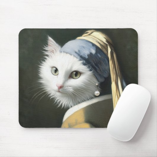 Weiße Katze mit einer Perlenohrring Mousepad (Mit Mouse)