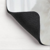 Weiße Katze mit Federn Mousepad (Ecke)