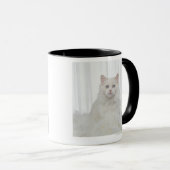 Weiße Katze mit Federn Tasse (VorderseiteRechts)