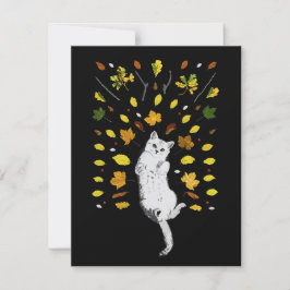 Weiße Katze mit Herbstlaub