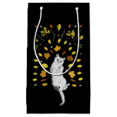 Weiße Katze mit Herbstlaub Kleine Geschenktüte (Vorderseite)