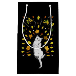 Weiße Katze mit Herbstlaub Kleine Geschenktüte