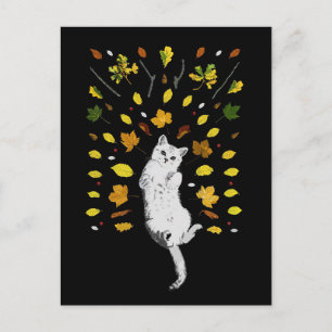 Weiße Katze mit Herbstlaub Postkarte