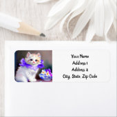 Weiße Katze mit Lila Blume Collar Painting (Insitu)