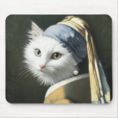Weiße Katze mit Perlenohrring Mousepad (Vorne)