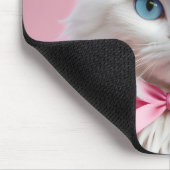 Weiße Katze mit rosa Band Mousepad (Ecke)