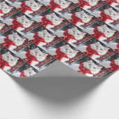 Weiße Katze mit rotem Scara in Schneeflocken Geschenkpapier (Ecke)