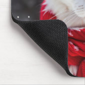 Weiße Katze mit rotem Wintertraf Mousepad (Ecke)
