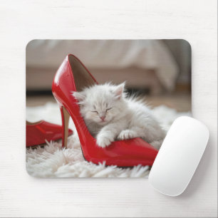Weiße Katze schlafend in einem roten Schuh Mousepad
