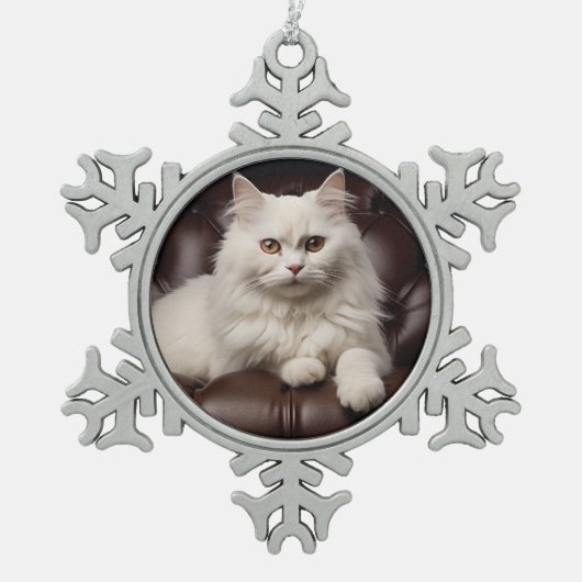 Weiße Katze Schneeflocken Zinn-Ornament (Vorderseite)