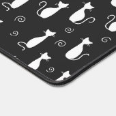 Weiße Katze Silhouette Muster auf Schwarz Schreibtischunterlage (Ecke)