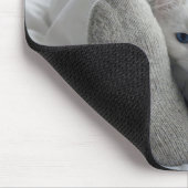 Weiße Katze unter einer weißen Bettdecke Mousepad (Ecke)