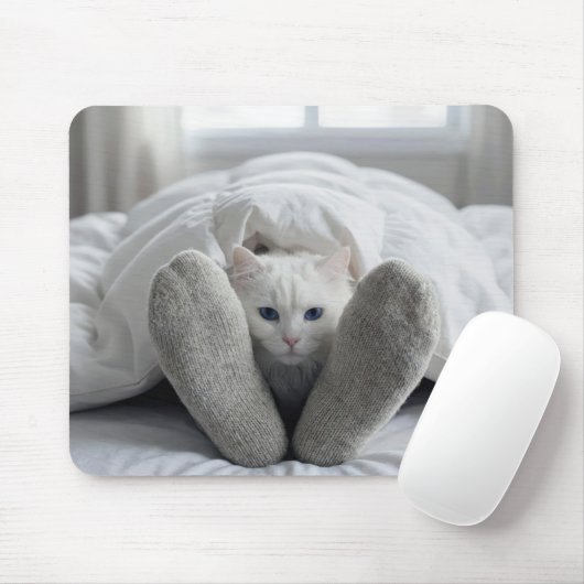 Weiße Katze unter einer weißen Bettdecke Mousepad (Mit Mouse)