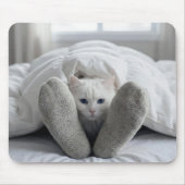 Weiße Katze unter einer weißen Bettdecke Mousepad (Vorne)