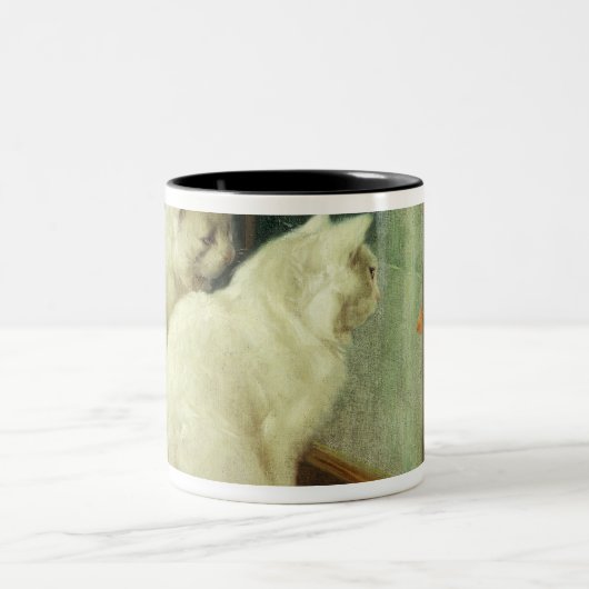 Weiße Katzen, die Goldfisch aufpassen Zweifarbige Tasse (Mittel)