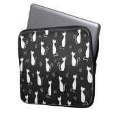 Weiße Katzen Muster auf schwarz Laptopschutzhülle (Vorderseite Links)
