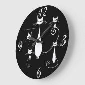 Weiße Katzen überall an der Wand Große Wanduhr (Winkel)