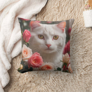 Weiße Katzengesicht bei Rose Kissen