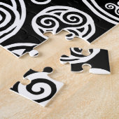Weiße keltische Fässer auf schwarz Puzzle (Seite)