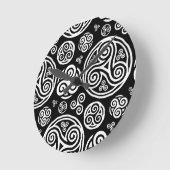 Weiße keltische Fässer auf schwarz Runde Wanduhr (Winkel)