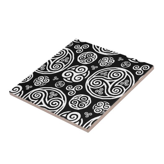 Weiße keltische Triskels auf schwarz Fliese (Seite)