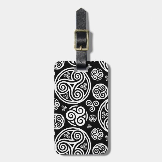 Weiße keltische Triskels auf schwarz Gepäckanhänger (Vorderseite vertikal)