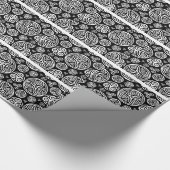 Weiße keltische Triskels auf schwarz Geschenkpapier (Ecke)