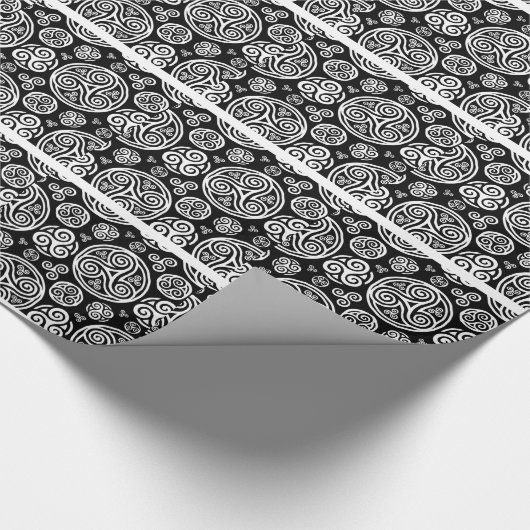 Weiße keltische Triskels auf schwarz Geschenkpapier (Ecke)