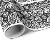 Weiße keltische Triskels auf schwarz Geschenkpapier (Rolleneckpunkt)