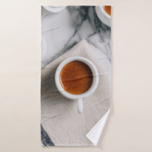 WEISSE KERAMIK TEACUP MIT ROTER FLÜSSIGKEIT BADEHANDTUCH