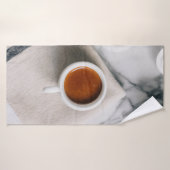 WEISSE KERAMIK TEACUP MIT ROTER FLÜSSIGKEIT BADEHANDTUCH (Badehandtuch)