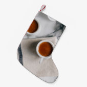 WEISSE KERAMIK TEACUP MIT ROTER FLÜSSIGKEIT KLEINER WEIHNACHTSSTRUMPF (Vorderansicht (hängend))