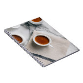 WEISSE KERAMIK TEACUP MIT ROTER FLÜSSIGKEIT NOTIZBLOCK (Rechte Seite)