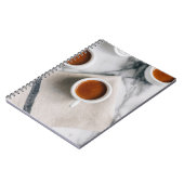 WEISSE KERAMIK TEACUP MIT ROTER FLÜSSIGKEIT NOTIZBLOCK (Linke Seite)