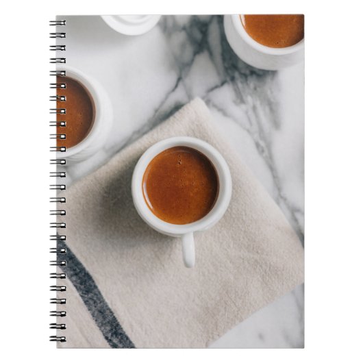 WEISSE KERAMIK TEACUP MIT ROTER FLÜSSIGKEIT NOTIZBLOCK (Vorderseite)